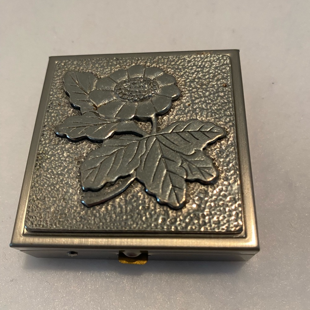 Stainless Floral Compact Case